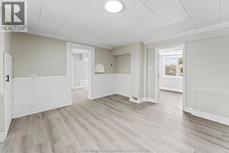 10 Woods St in Chatham, ON - Building Photo - Building Photo