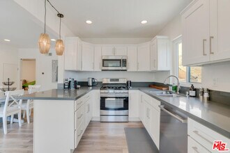 5343 Tendilla Ave in Los Angeles, CA - Building Photo - Building Photo