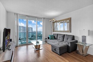 3901 S Ocean Dr in Hollywood, FL - Building Photo