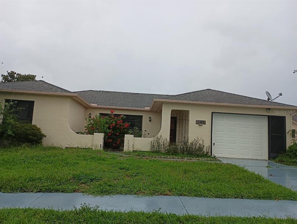 1236 Persimmon Dr in Holiday, FL - Building Photo