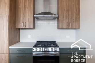 1620 W Grand Ave, Unit 2W in Chicago, IL - Foto de edificio - Building Photo