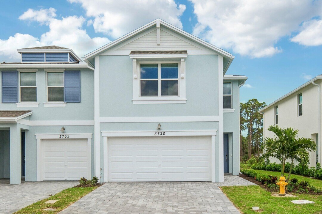 5730 SE Edgewater Cir in Stuart, FL - Building Photo