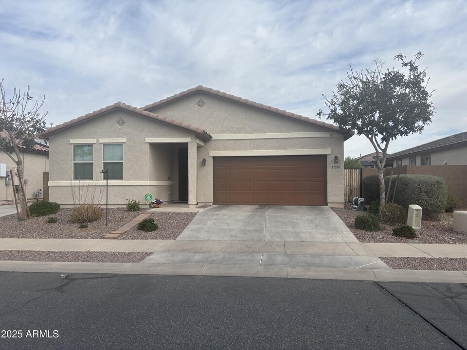 17584 W Desert Bloom St in Goodyear, AZ - Building Photo