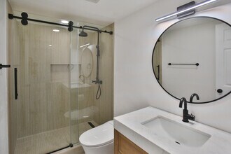 17165 Pacific Coast Hwy in Huntington Beach, CA - Foto de edificio - Building Photo