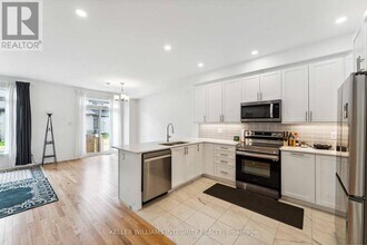 330 Makobe Ln in Ottawa, ON - Building Photo - Building Photo