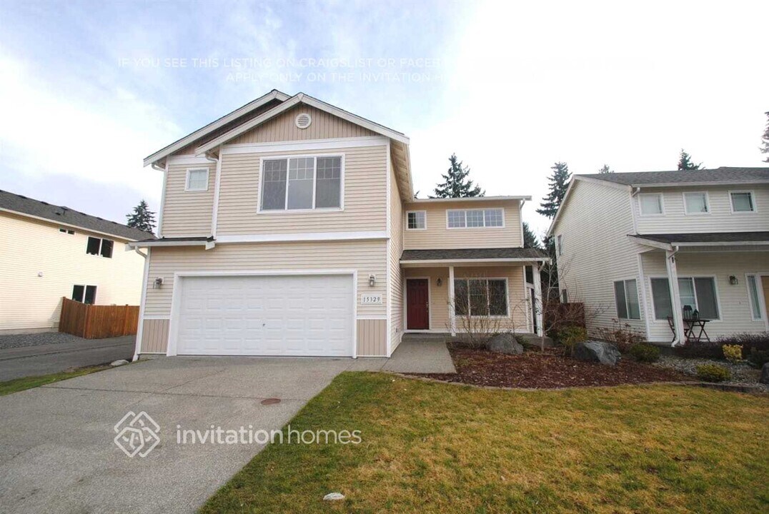 15329 87th Ave E in Puyallup, WA - Foto de edificio