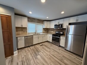 15036 W Russell Rd in Zion, IL - Building Photo - Building Photo