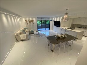 121 Crandon Blvd in Key Biscayne, FL - Foto de edificio - Building Photo