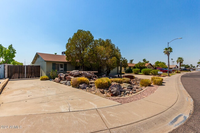 3827 W Meadow Dr in Glendale, AZ - Building Photo - Building Photo
