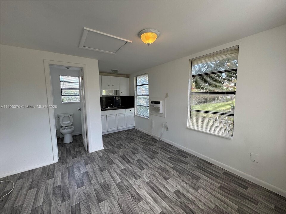 2549 NE 190th St in Miami, FL - Building Photo