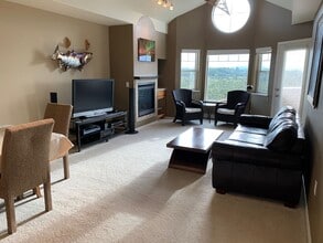 11351 Discovery View Dr in Anchorage, AK - Foto de edificio - Building Photo