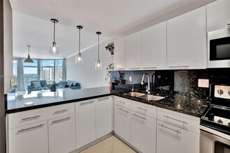 3375 N Country Club Dr in Miami, FL - Building Photo - Building Photo