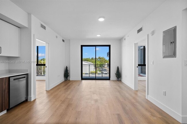 2479 NE 192 St in Miami, FL - Foto de edificio - Building Photo