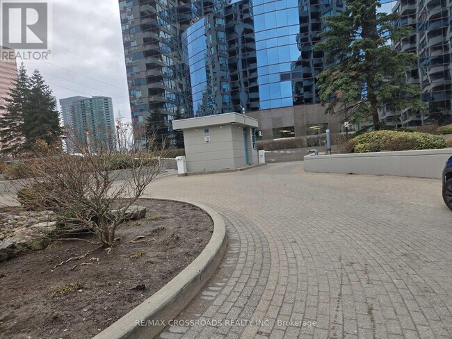 5785 Yonge St in Toronto, ON - Building Photo - Building Photo