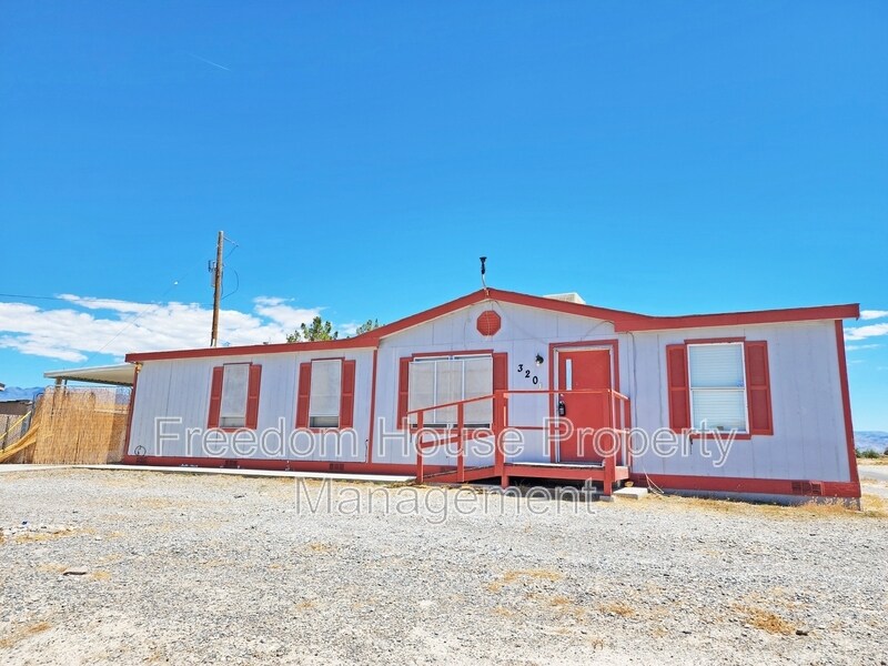 320 W Comstock Cir S in Pahrump, NV - Building Photo