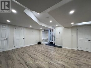 60 Lofthouse Dr in Whitby, ON - Building Photo - Building Photo