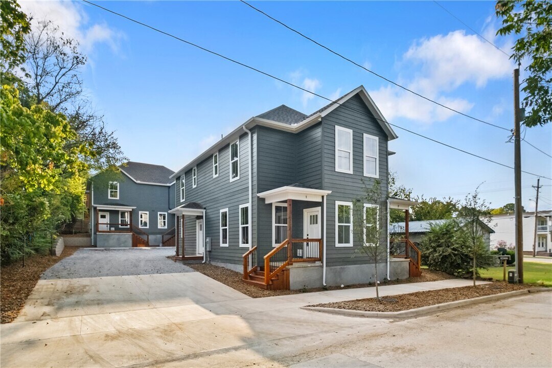 588 S Willow Ave in Fayetteville, AR - Building Photo