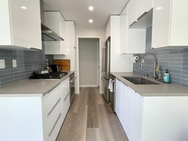 404 San Vicente Blvd, Unit 105 in Santa Monica, CA - Building Photo - Building Photo