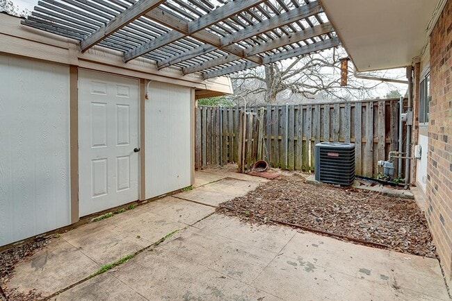 216 Westview Terrace in Arlington, TX - Building Photo - Building Photo