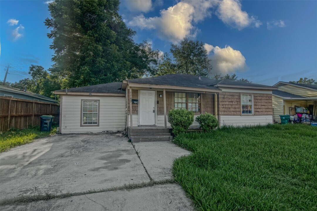 1105 Mobile Dr in Pasadena, TX - Foto de edificio