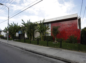 13001 Vanowen St in North Hollywood, CA - Foto de edificio - Building Photo