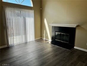 375 E Phillips Blvd in Pomona, CA - Foto de edificio - Building Photo