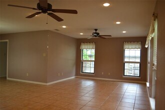 525 W Lloyd St in Krum, TX - Building Photo - Building Photo