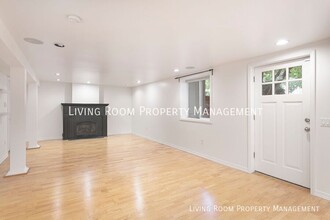 2208 NE Schuyler St-Unit -Unit #5 in Portland, OR - Building Photo - Building Photo