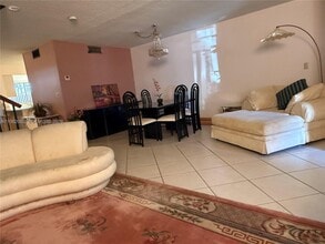 6500 Kendale Lakes Dr in Miami, FL - Building Photo - Building Photo