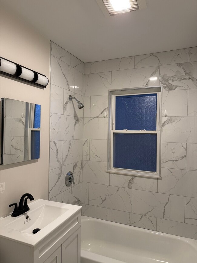 4110 Washington St, Unit 1 in Boston, MA - Foto de edificio - Building Photo