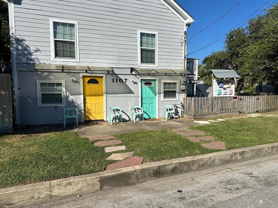 1107 13th St-Unit -4 in Galveston, TX - Building Photo