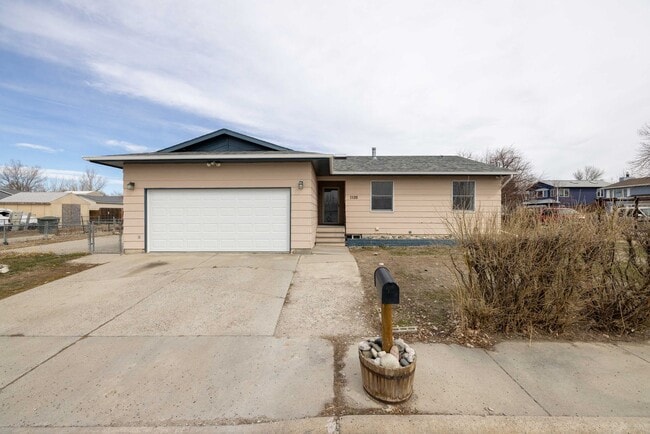 property at 1105 W Maryland Ln