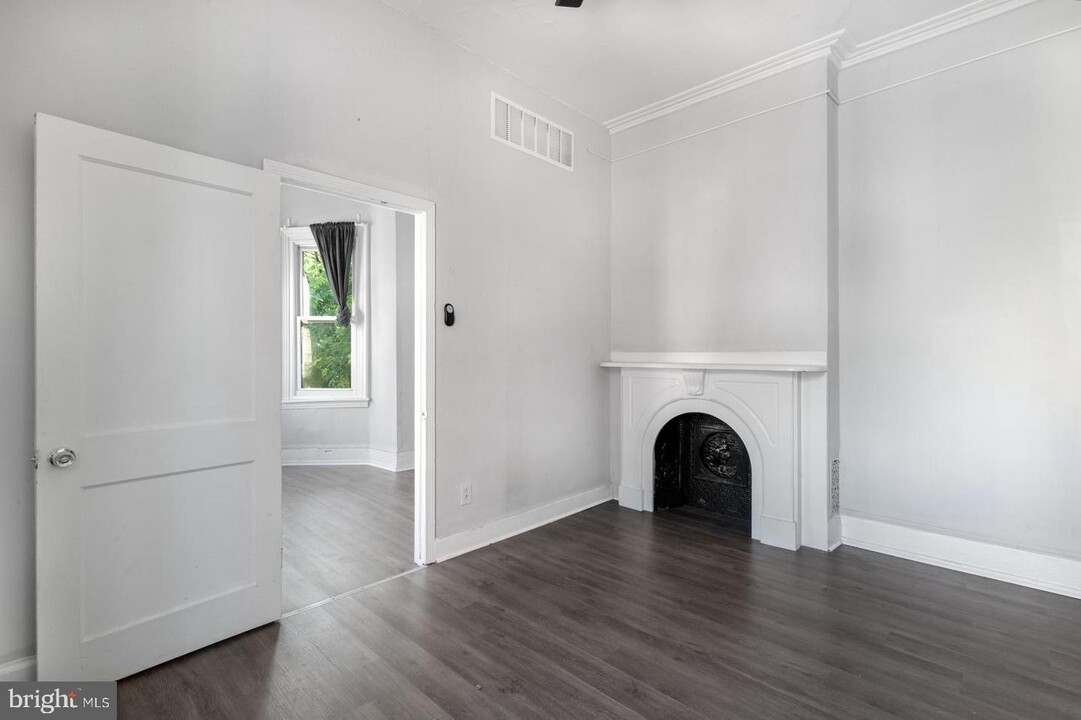 1735 W Oxford St Photo