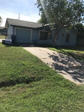 101 Carole Dr in Gregory, TX - Foto de edificio - Building Photo