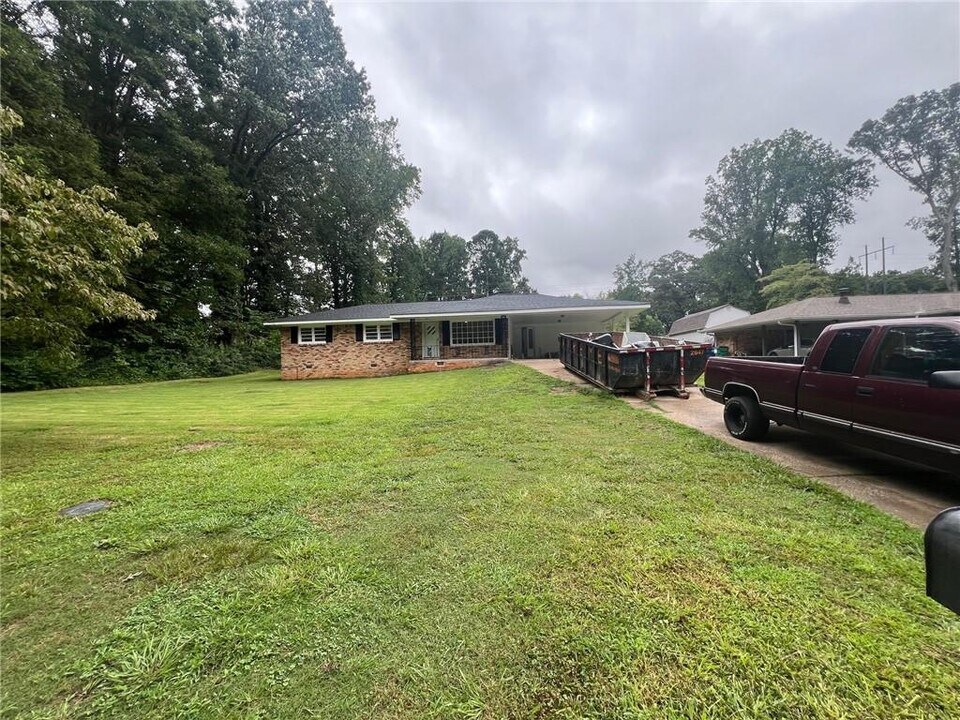 1128 Lanier Dr in Marietta, GA - Building Photo