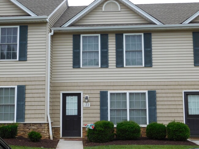 property at 122 Old Tavern Cir