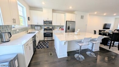 6 McCluskey Pl in Morris Plains, NJ - Building Photo - Building Photo
