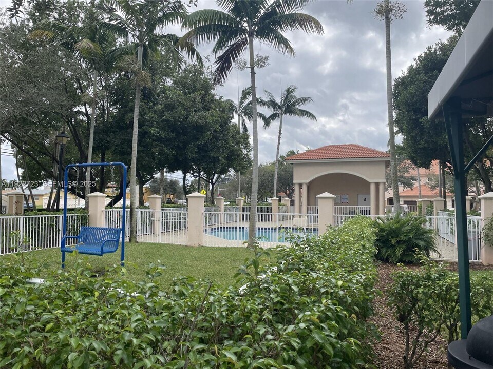 8831 S Isles Cir in Tamarac, FL - Building Photo