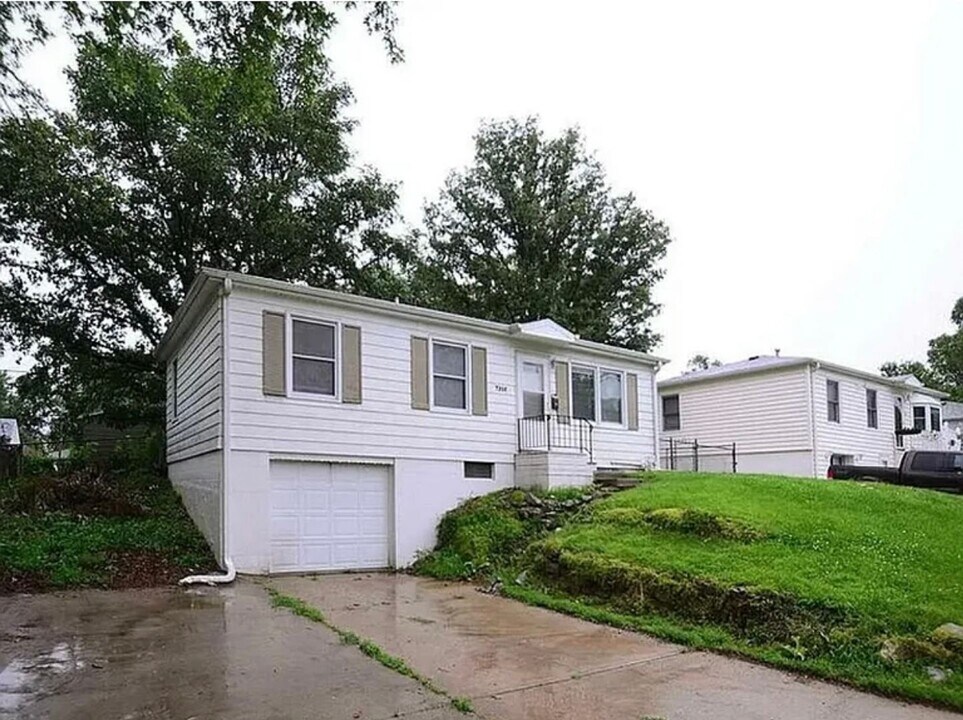 7316 Frederick Ave in La Vista, NE - Building Photo