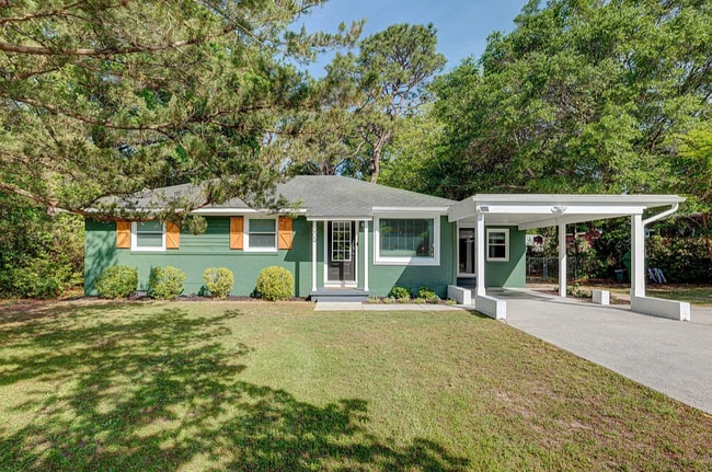 909 Francis Marion Dr in Wilmington, NC - Foto de edificio - Building Photo