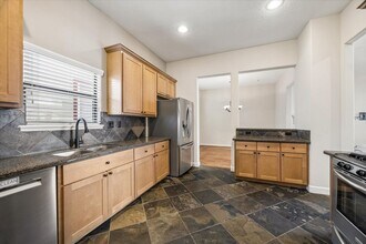 5811 Maxie St in Houston, TX - Foto de edificio - Building Photo