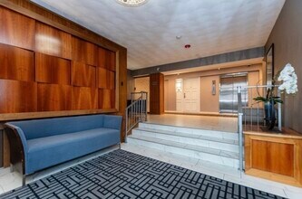 10 Hammond Pond Pkwy in Newton, MA - Building Photo - Building Photo