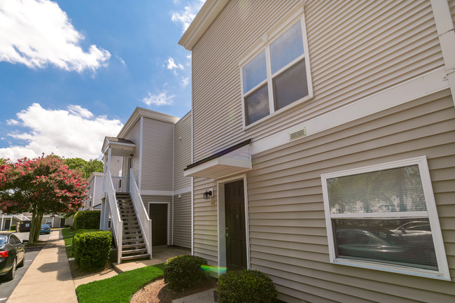 Dundale Square in Norfolk, VA - Building Photo - Building Photo