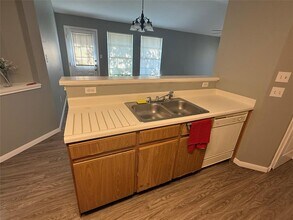 2221 Creekside Ln in Georgetown, TX - Foto de edificio - Building Photo