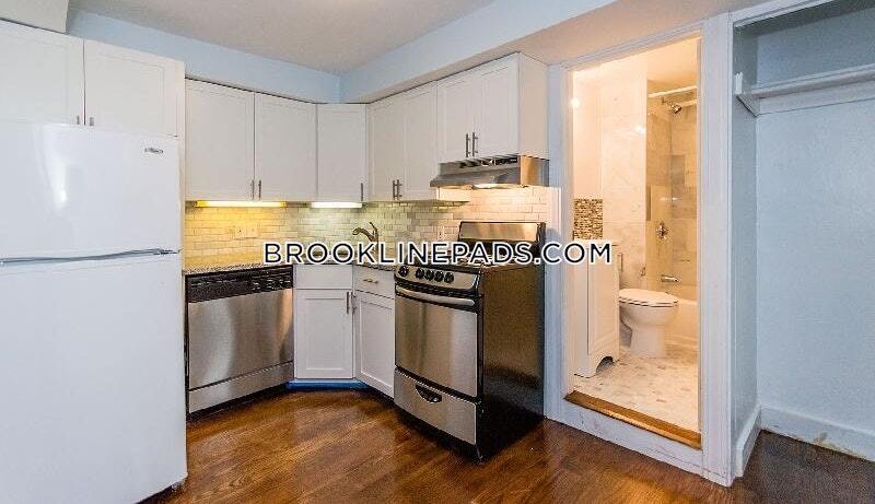 94 Marion St, Unit 4 in Brookline, MA - Building Photo