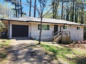 3158 Cloverhurst Dr in East Point, GA - Building Photo