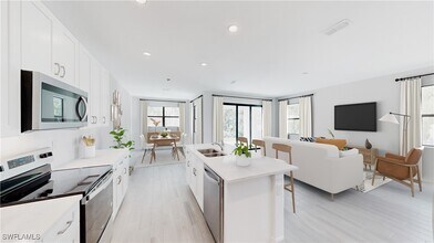 3033 Juniper Wy in Naples, FL - Building Photo - Building Photo