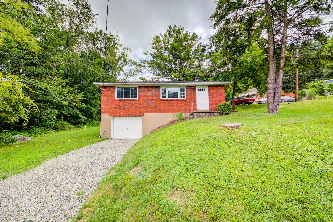 3895 School Rd in Murrysville, PA - Building Photo
