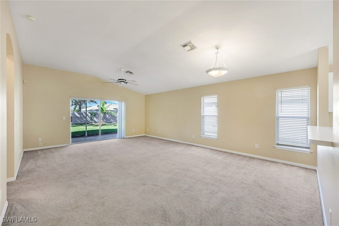 9261 Middle Oak Dr in Ft. Myers, FL - Building Photo