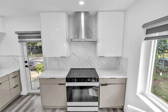 886 NE 134th St in North Miami, FL - Foto de edificio - Building Photo